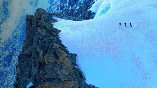 勃朗峰高山冰川上的徒步者，法国夏慕尼 (© agustavop/Getty Images)