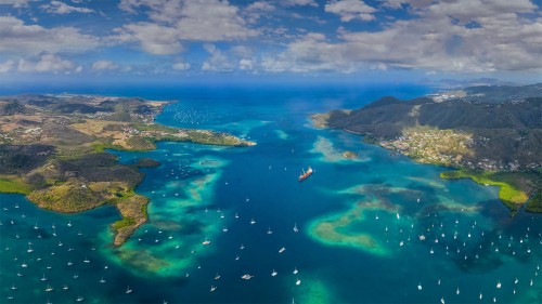 蔚蓝海域中的马提尼克岛，加勒比海 (© Airpano LLC/Amazing Aerial Agency)