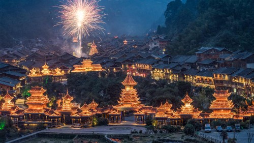 烟花绽放的除夕夜，中国 (© MediaProduction/E /Getty Images)