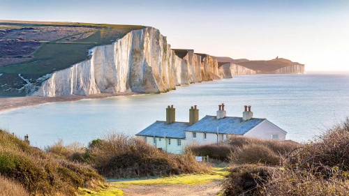 七姐妹悬崖上的警卫小屋，英国东萨塞克斯郡 (© Paul Daniels/Alamy)