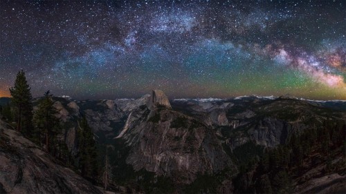 半穹顶景观点上空的银河，优胜美地国家公园，加利福尼亚州 (© Cory Marshall/Tandem Stills   Motion)