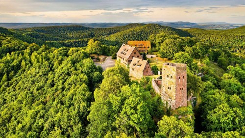下莱茵省的胡内城堡，法国阿尔萨斯大区 (© Leonid Andronov/Alamy)