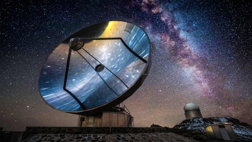 拉西拉ESO天文台上的天文望远镜设备，智利 (© Alberto Ghizzi Panizza/Getty Images)