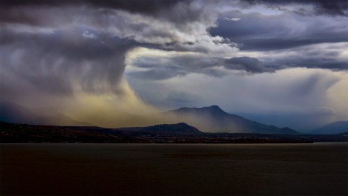 洛桑日内瓦湖上空的暴风雨，瑞典 (© Suradech Singhanat/Shutterstock)