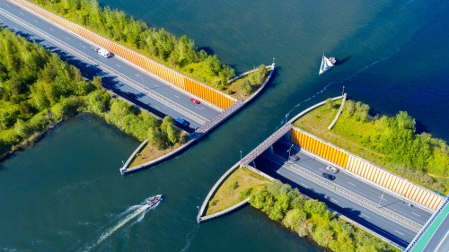 费吕沃湖水道桥，荷兰 (© Frolova_Elena/Shutterstock)