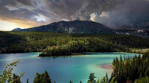 翡翠湖，加拿大育空地区 (© artherng/Getty Images)